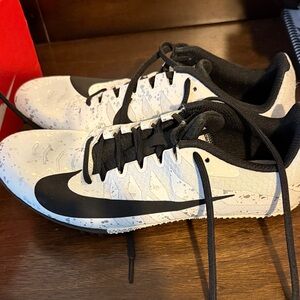 Nike Racing Black and White Athletic Shoes UPC 00193152137523 size 8.5 -like new